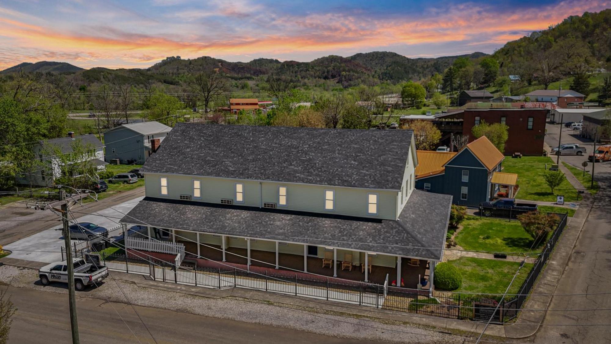 The Tellico Plains Inn And Event Venue Exterior photo